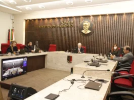 TCE-PB multa prefeito Cícero Lucena e cobra nomeação de concursados após excesso de professores temporários em João Pessoa