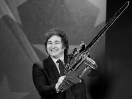 Javier Milei aprova no Senado reforma que amplia jornada para 12 horas e reduz salário de trabalhador doente