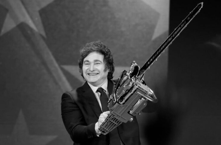 Javier Milei aprova no Senado reforma que amplia jornada para 12 horas e reduz salário de trabalhador doente