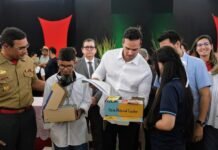Lucas Ribeiro entrega kits escolares em Campina e reforma de escola em Massaranduba