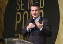 Durante culto, Sérgio Queiroz oficializa decisão de não disputar eleições em 2026