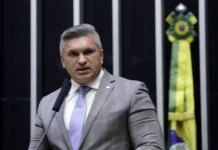 Deputado Julian Lemos critica família de Jair Bolsonaro e fala em “caos interno”
