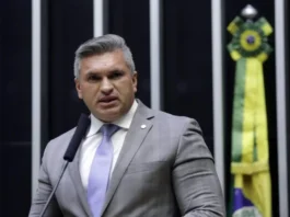 Deputado Julian Lemos critica família de Jair Bolsonaro e fala em “caos interno”