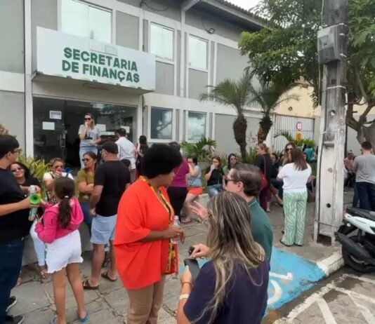 Servidores da Saúde de Campina Grande protestam contra atrasos e recebem garantia de quitação até sexta