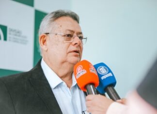 Após atuação tímida da oposição Pimentel desponta como favorito para reassumir a liderança da bancada