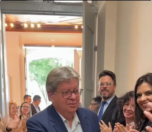 João Azevêdo é homenageado por servidores públicos