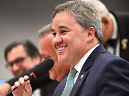 Relatório do Coaf cita pagamento de R$ 51 mil a Efraim Filho feito por investigado em esquema do INSS