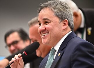 Efraim diz que evangélicos fortalecem a direita e aposta em crescimento eleitoral na Paraíba