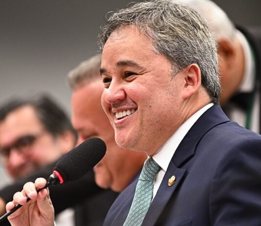 Relatório do Coaf cita pagamento de R$ 51 mil a Efraim Filho feito por investigado em esquema do INSS