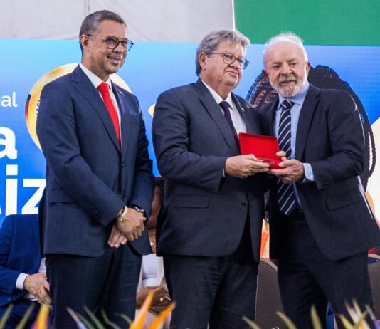 João Azevêdo recebe em Brasília Selo Ouro de Alfabetização