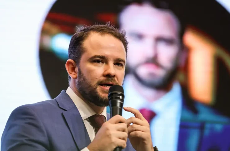 Dario Durigan assume Ministério da Fazenda sob pressão fiscal e herda desafios de Haddad