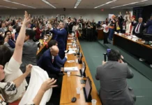 Comissão aprova PEC que acaba com escala 6×1