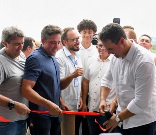 Governador Lucas Ribeiro entrega escola reformada, visita obra e fortalece cadeia produtiva do mel no Sertão