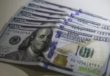 Dólar fecha abaixo de R$ 4,90 pela primeira vez em 28 meses
