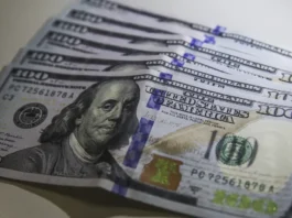 Dólar fecha abaixo de R$ 4,90 pela primeira vez em 28 meses