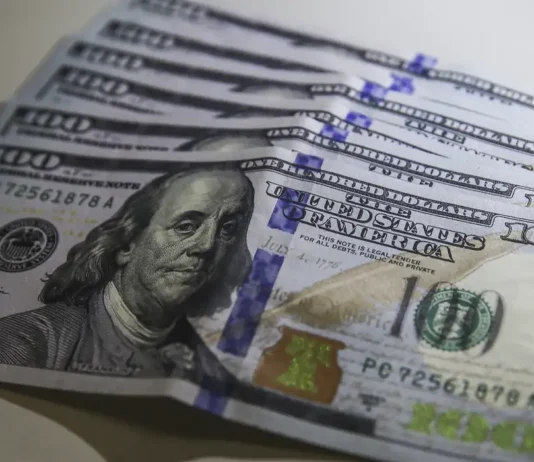 Dólar fecha abaixo de R$ 4,90 pela primeira vez em 28 meses