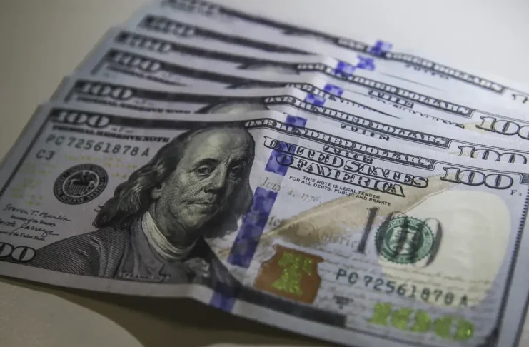 Dólar fecha abaixo de R$ 4,90 pela primeira vez em 28 meses