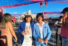 Unidos pela paixão ao Rei, sósias prestigiam show de Roberto Carlos no Maior São João do Mundo