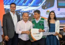 Governador Lucas Ribeiro e ministro Wellington Dias entregam veículos para ampliar acesso aos serviços da assistência social na Paraíba