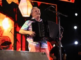Com Flávio José e Assisão, Dia de São João foi marcado por emoção e tradição na Vila Sítio São João