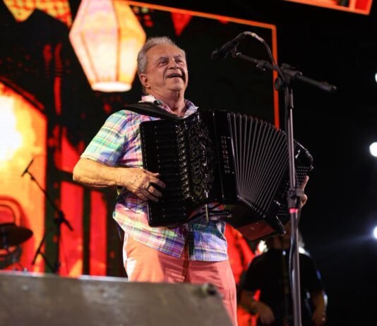 Com Flávio José e Assisão, Dia de São João foi marcado por emoção e tradição na Vila Sítio São João