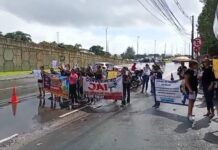 Aprovados em concurso da Educação protestam por convocação em João Pessoa