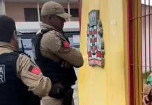 Mãe de criança autista se acorrenta em frente a escola de João Pessoa e denuncia supostos episódios envolvendo o filho
