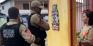 Mãe de criança autista se acorrenta em frente a escola de João Pessoa e denuncia supostos episódios envolvendo o filho
