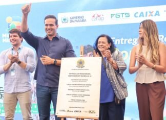 Governador Lucas Ribeiro participa da entrega de residencial para atender 192 famílias com a casa própria
