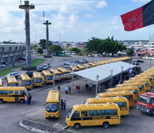 Governador da Paraíba entrega novos ônibus escolares com investimento de R$ 22 milhões