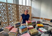 Professora doa mais de 100 livros de autoras negras para formação de biblioteca temática