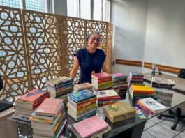 Professora doa mais de 100 livros de autoras negras para formação de biblioteca temática