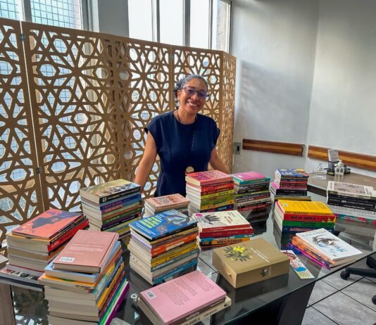 Professora doa mais de 100 livros de autoras negras para formação de biblioteca temática