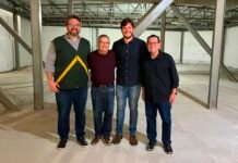 Olimpio Oliveira visita obras da Biblioteca José Pedrosa ao lado do filho do homenageado