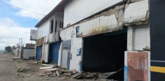 Marquise desaba em prédio comercial e mobiliza Corpo de Bombeiros em Campina Grande