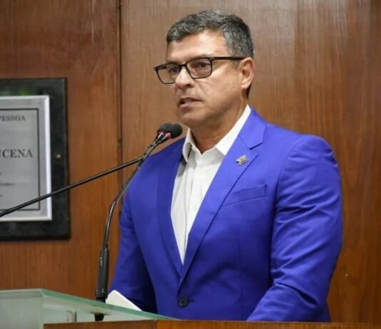 MP Eleitoral pede impugnação de candidatura de Vitor Hugo por ligação com facção