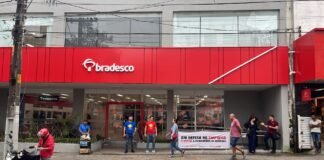 Bancários paralisam agências do Bradesco nesta terça-feira (11) contra demissões e fechamento de unidades