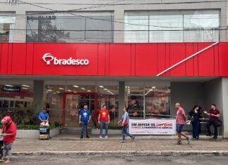Bancários paralisam agências do Bradesco nesta terça-feira (11) contra demissões e fechamento de unidades