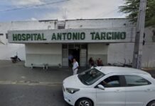 Trabalhadores do Hospital Antônio Targino protestam contra atraso de salários