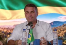 Flávio Bolsonaro diz ser o único capaz de vencer Lula
