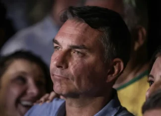 Em sabatina, Flávio não explica propostas e faz acusações sem provas