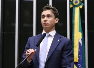 Nikolas Ferreira defende boicote a empresas por divergências políticas, mas critica corte de doações