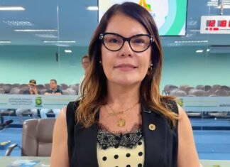 Fabiana Gomes protocola Sessão Especial em homenagem à EJA e aos professores da modalidade em Campina Grande