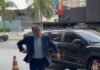 Efraim Filho chega a reunião do PL após notícias sobre possível fuga de Flávio Bolsonaro