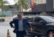 Efraim Filho chega a reunião do PL após notícias sobre possível fuga de Flávio Bolsonaro