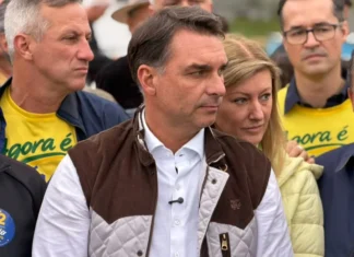 Flávio Bolsonaro é proibido de deixar o Brasil e deve entregar passaportes à Polícia Federal