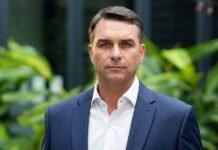 Em carta, Flávio Bolsonaro se declara “verdadeiro presidente eleito”