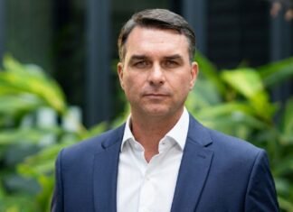 Em carta, Flávio Bolsonaro se declara “verdadeiro presidente eleito”
