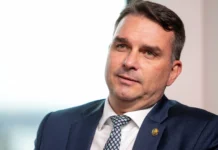 Flávio Bolsonaro apaga trecho em que se dizia presidente eleito e agora se declara líder do Brasil