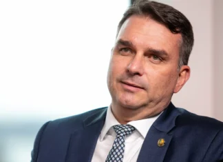 Flávio Bolsonaro apaga trecho em que se dizia presidente eleito e agora se declara líder do Brasil